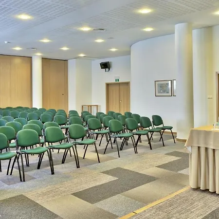 מלון Cinquentenario & Conference Center 4*